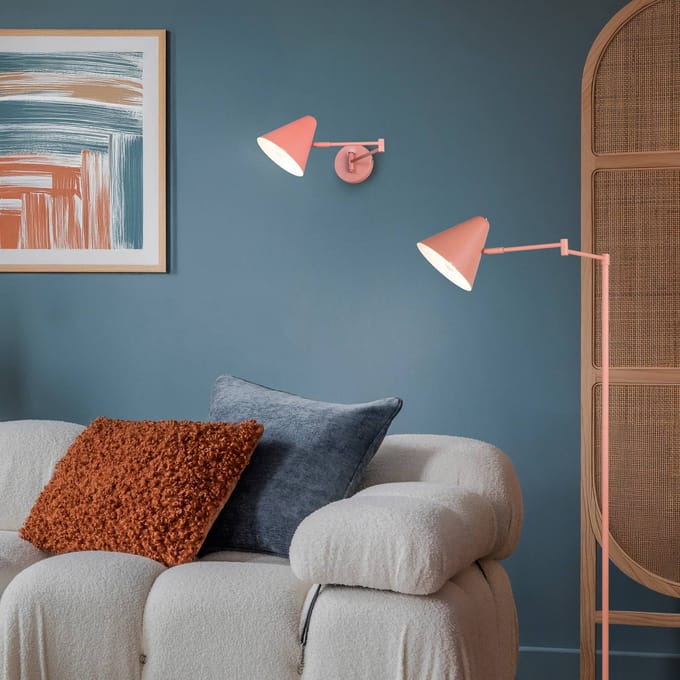 Trio Lighting wandlamp Cosima, abrikoos, uitsteek 54 cm, metaal
