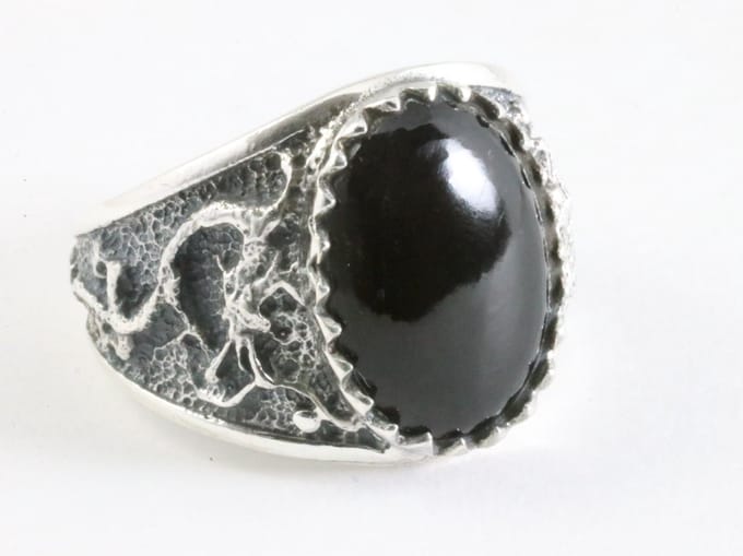 Zware bewerkte zilveren ring met onyx - maat 21.5