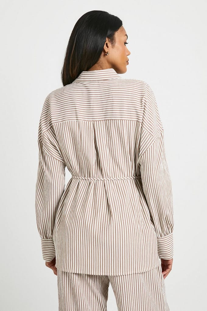 boohoo Dames Gestreept zwangerschapshemd met strik in de taille | Mocha | Maat: 8