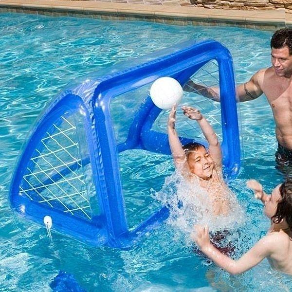 Opblaasbare voetbalkooi en opblaasbaar voetbalzwembad zee