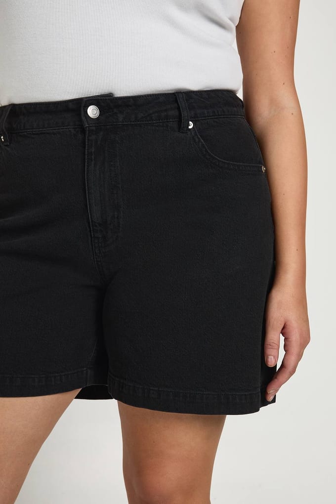 boohoo Dames Plus Boyfriend Denim Short | True Black | Maat: 54
