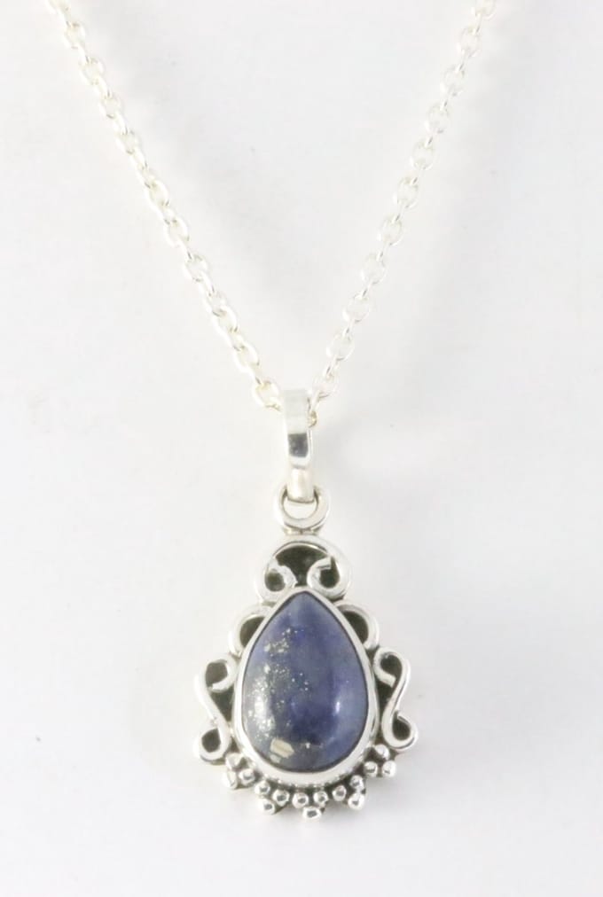 Fijne bewerkte zilveren hanger met lapis lazuli aan ketting