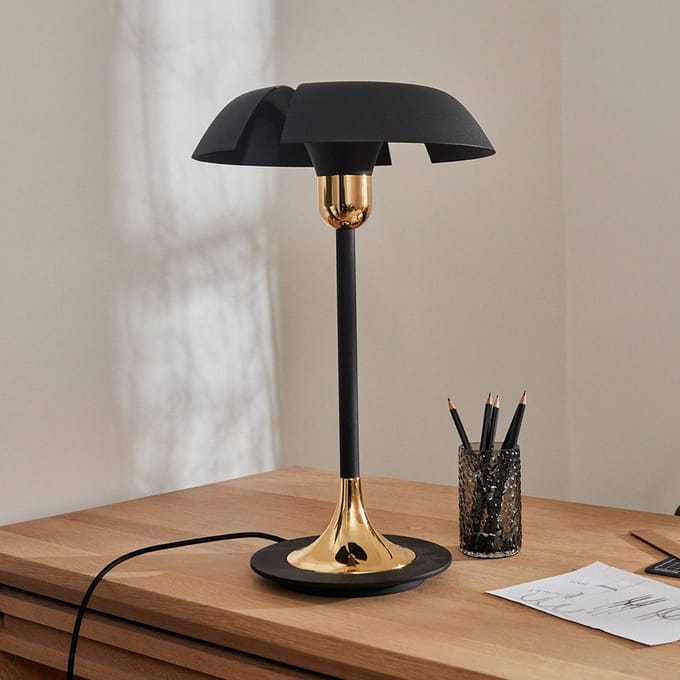 AYTM tafellamp Cycnus, zwart, ijzer, hoogte 48 cm, E27