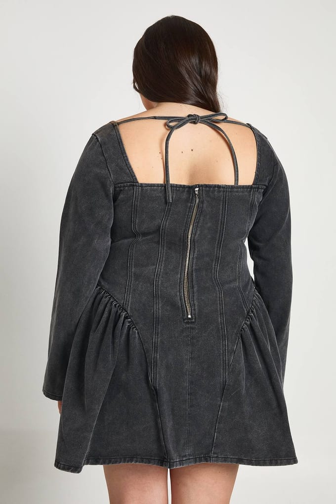 boohoo Dames Plus Denim Skater Jurk Met Naaddetail | Washed Black | Maat: 44