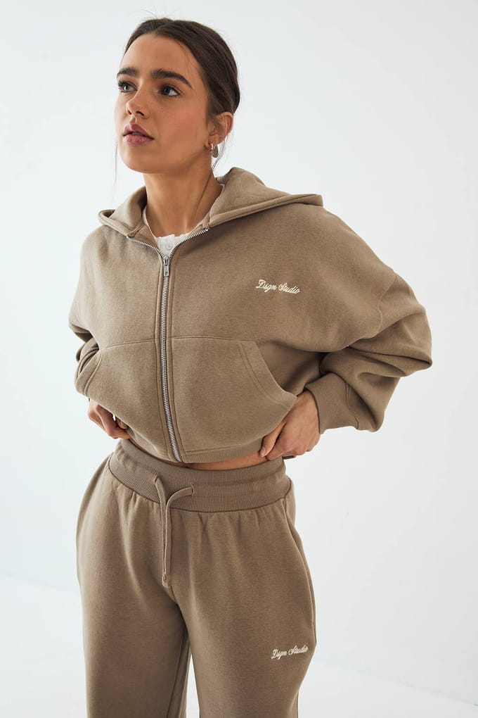 Dames DSGN Studio Diepe Zoom Boxy Crop Rits Capuchon Trainingspak | Kaki | Maat: 2XL