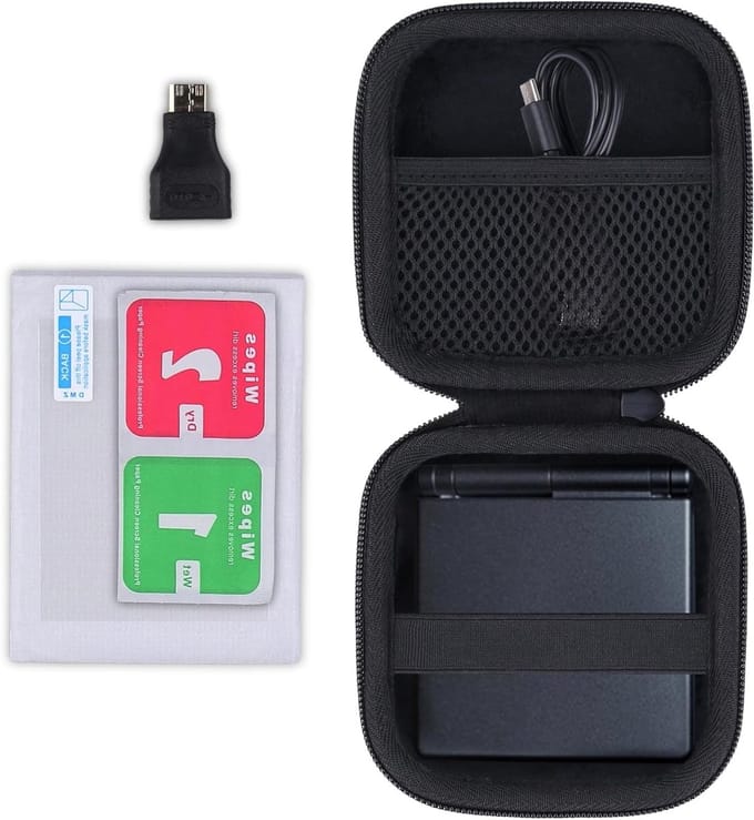 Draagbare hardcase voor retro handheld gameconsole, inclusief HDMI-adapter en screen protector, ideaal voor gamers en onderweg