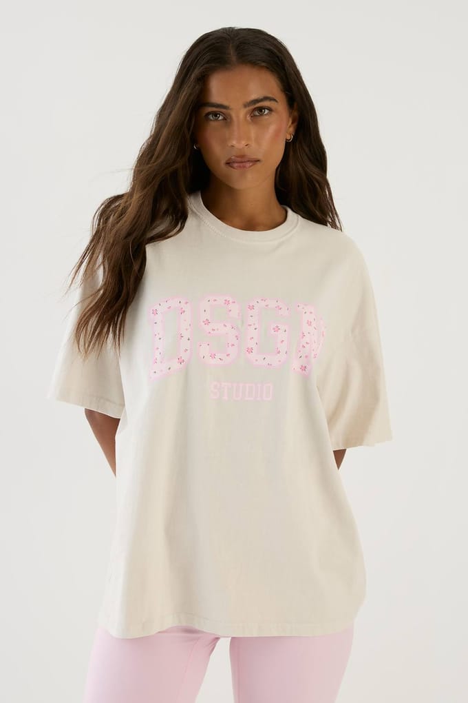 Dames Dsgn Studio Collegiate T-shirt Met Klein Bloemenprint En Overdyed Oversized Pasvorm | White | Maat: Large