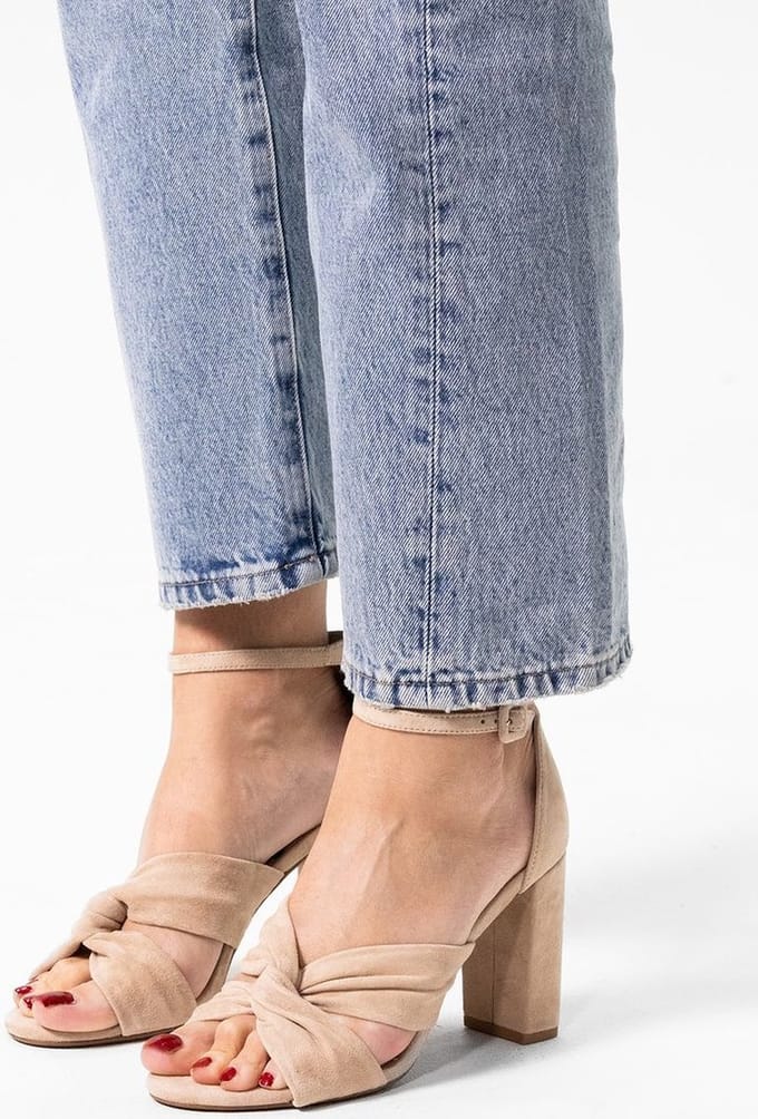 Sacha - Dames - Beige geknoopte suède sandalen met hak - Maat 41