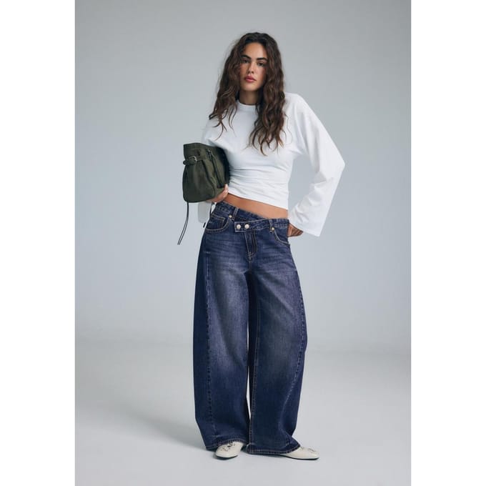 Stradivarius Baggy jeans met gekruiste taille  MIDDENBLAUWE DENIM WASSING 42