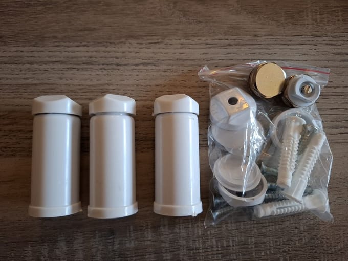 Bevestigings set voor de witte Radiatorconnect handdoekradiatoren.