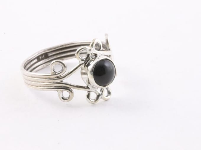 Fijne opengewerkte zilveren ring met onyx - maat 15.5