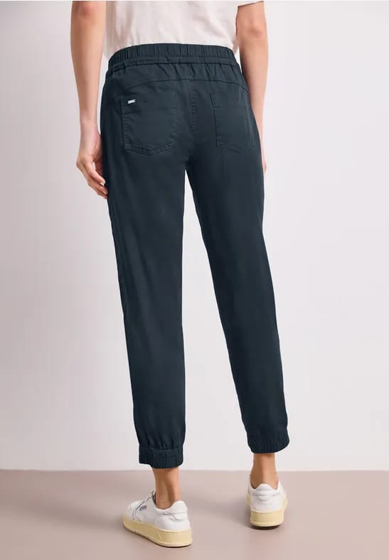 Slim legs broek in een lichtgewicht stof