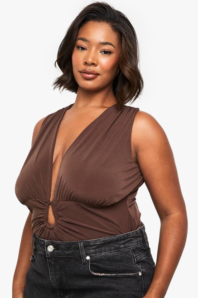 boohoo Dames Plus Bodysuit met diepe V-hals en gerafelde details | Chocolate | Maat: 28