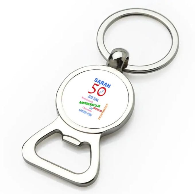 Akyol - sarah 50 flesopener - Verjaardag cadeau - mama - grappige tekst - 9 bij 3 cm