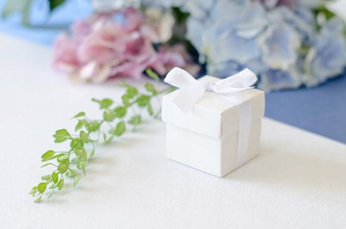 PARTYDECO - 10 witte kartonnen doosjes met lint 5,2 x 5,2 cm voor bruiloft