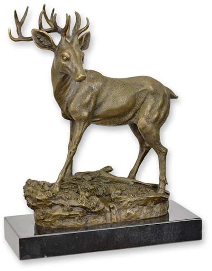 Een bronzen sculptuur van een hert