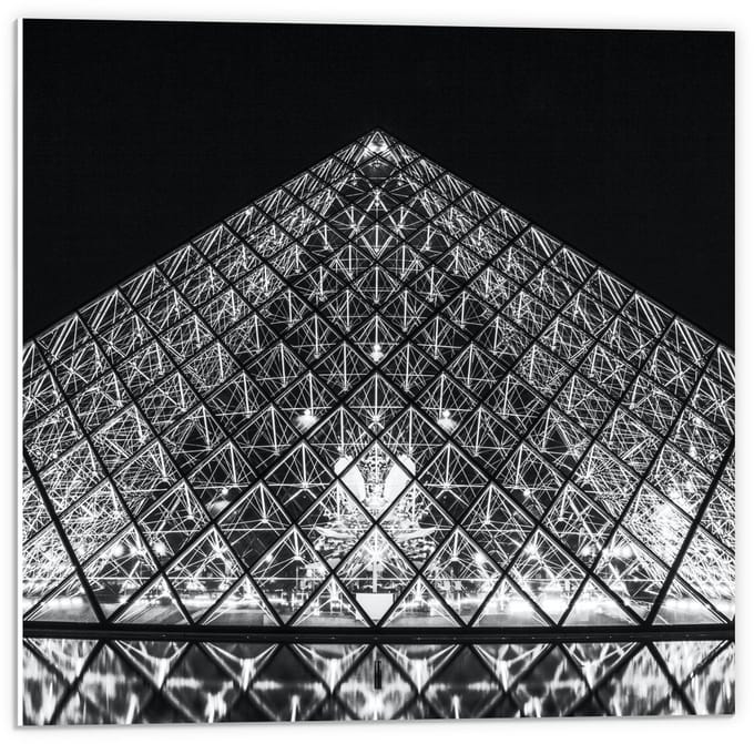 Forex - Louvre- Parijs (zwart/wit) - 50x50cm Foto op Forex