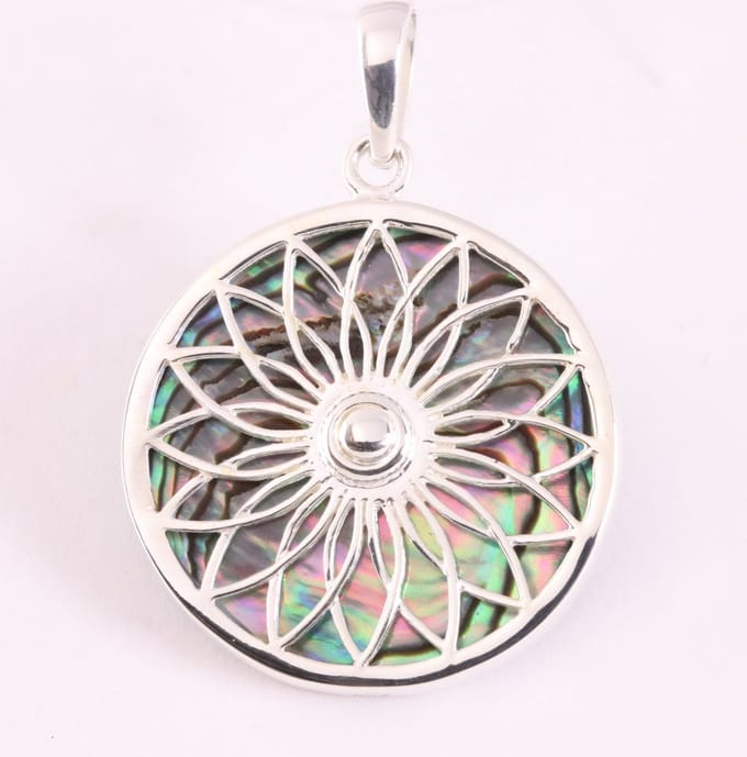 Ronde zilveren hanger met lotus bloem op abalone schelp