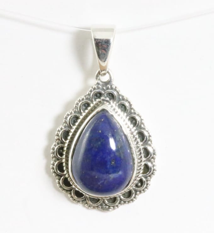 Bewerkte druppelvormige zilveren hanger met lapis lazuli