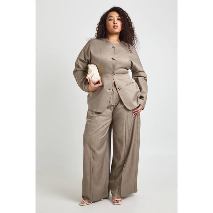 boohoo Dames Plus Hoge Hals Kraagloze Getailleerde Blazer | Taupe | Maat: 48