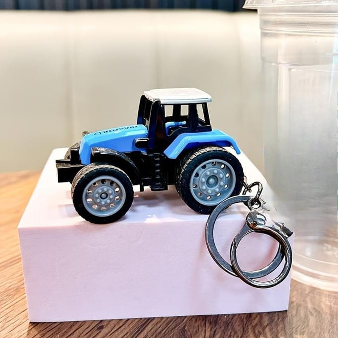 1pc Creative Fashion Backpack Pendant Creative slow-moving motorcycle keychain bag accessory hanging item keychain blauw