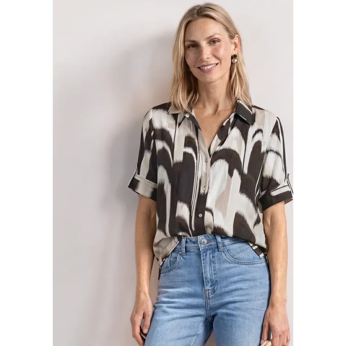 Overhemdblouse met korte mouwen en omgeslagen details