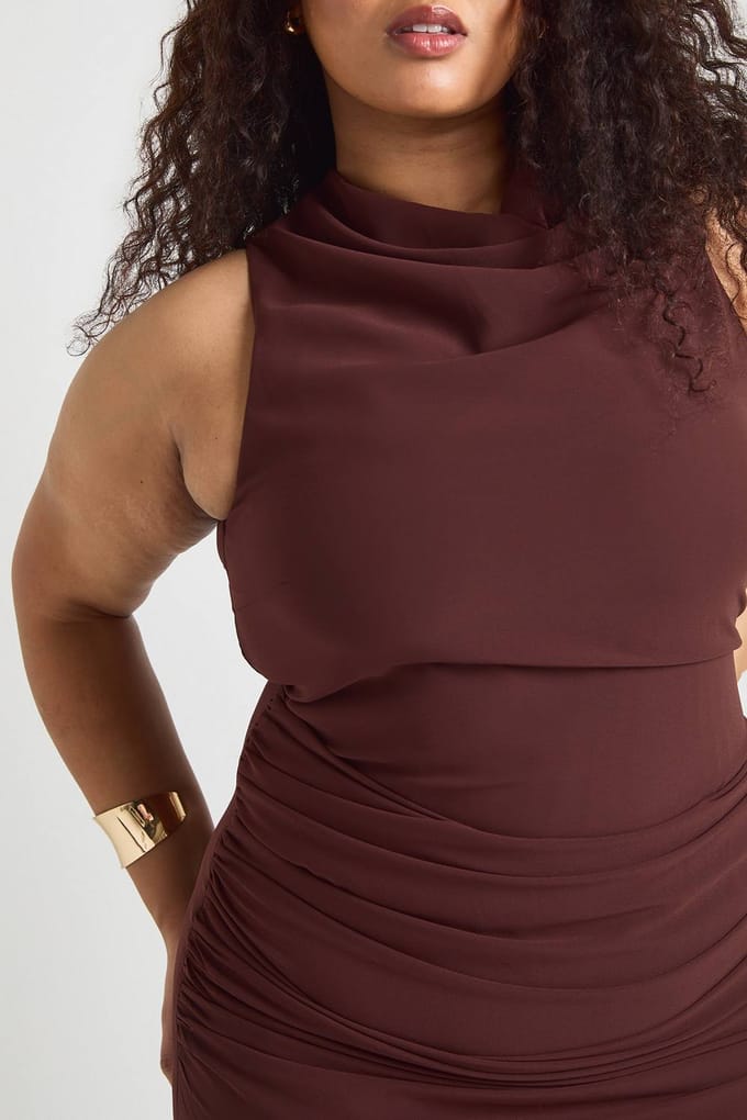 boohoo Dames Plus Cowl Neck Geplooide Rok Maxi Jurk | Chocoladebruin | Maat: 48