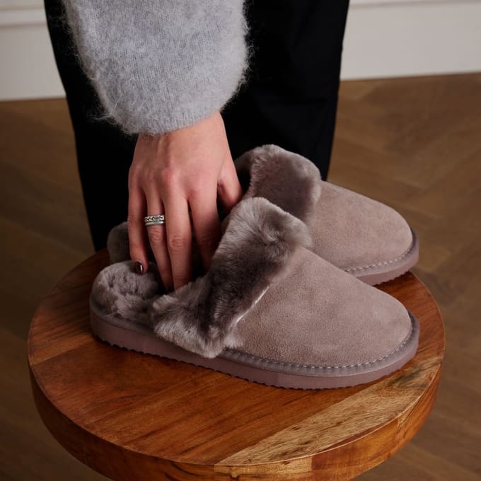 Manfield - Dames - Taupe suède pantoffels - Maat 37