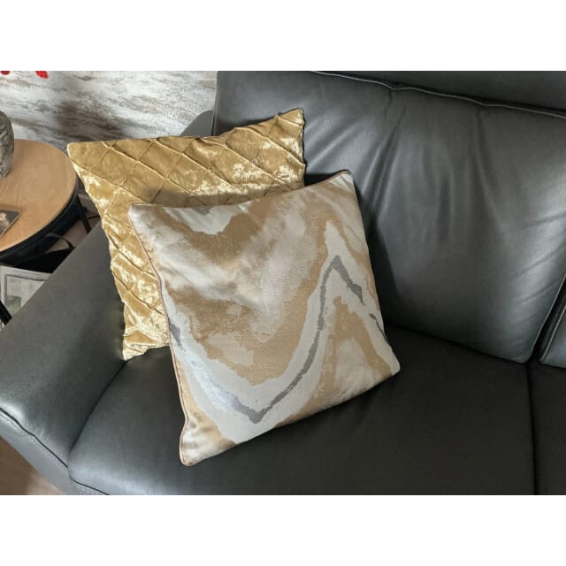 NOVÉE Sierkussen golden wave | 45 x 45 cm | jacquard/polyester
