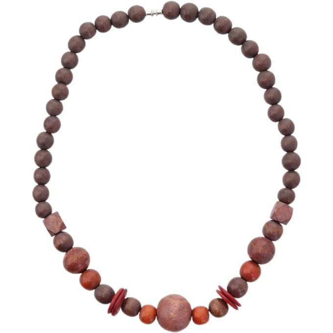 Behave – ketting met houten kralen en rood accent – bold stijl