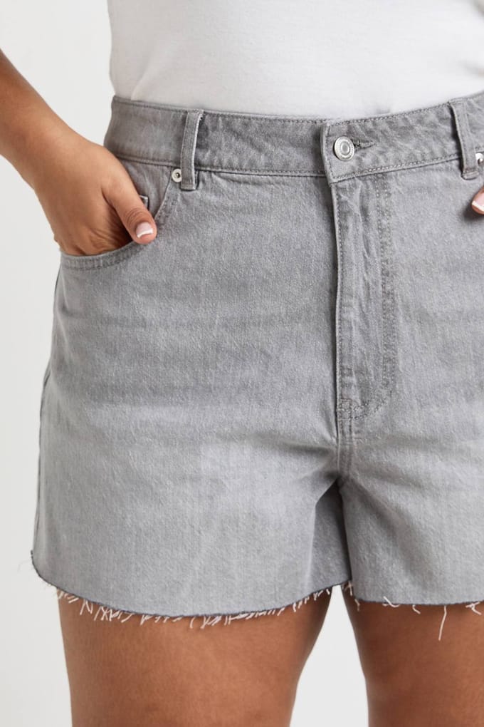 boohoo Dames Plus denimshorts met ruwe zoom | Grijs | Maat: 44