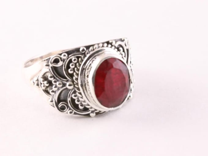 Bewerkte zilveren ring met robijn - maat 19