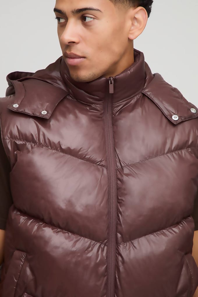 Normale pasvorm glanzend gepaneleerd capuchon met trechter puffer gilet | Chocolate | Size Medium