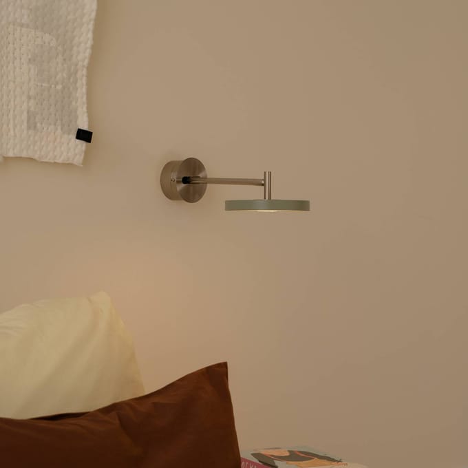 UMAGE LED wandlamp Asteria Short, olijfgroen, staal, vaste aansluiting