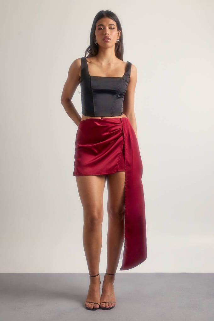 boohoo Dames Satijnen gedrapeerde minirok | Wine | Maat: 8