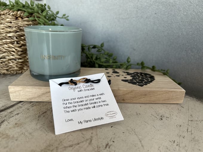 Creaties van Hier - Geurkaars Infinity op houten plankje met armband - Moederdag