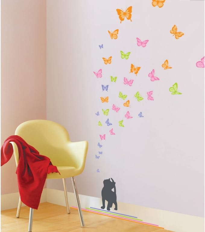 Decoratieve muurstickers met een kat en vlinders