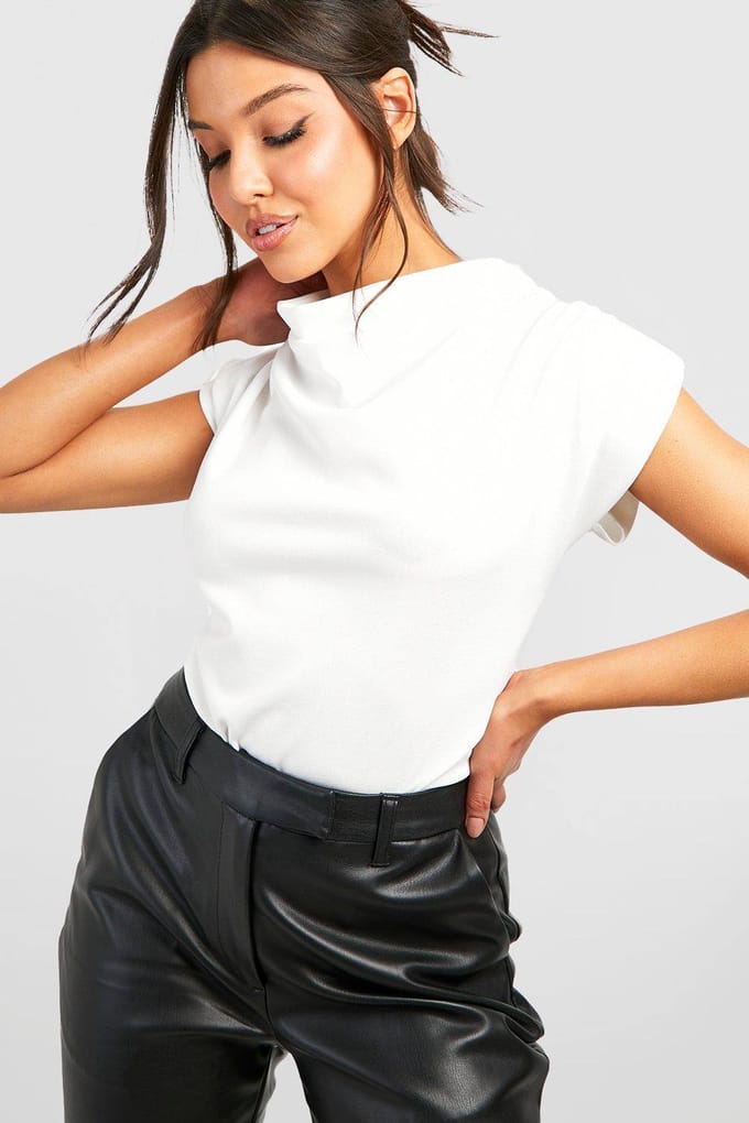 boohoo Dames Cowl Neck Crepe Blouse met Schoudervulling | Ivoor | Maat: 38