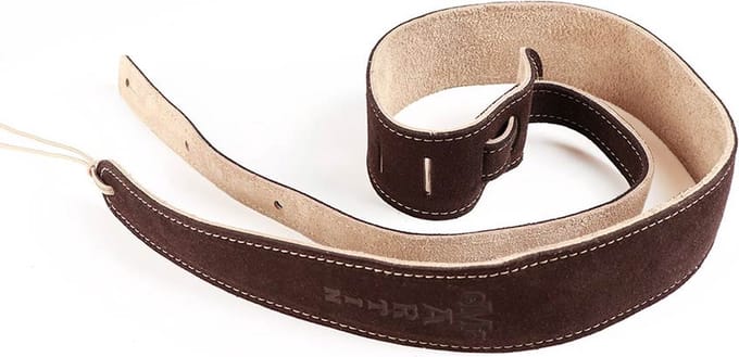Martin SPA 18A0017 gitaarriem, suede, 6,3cm. breed, met logo, bruin