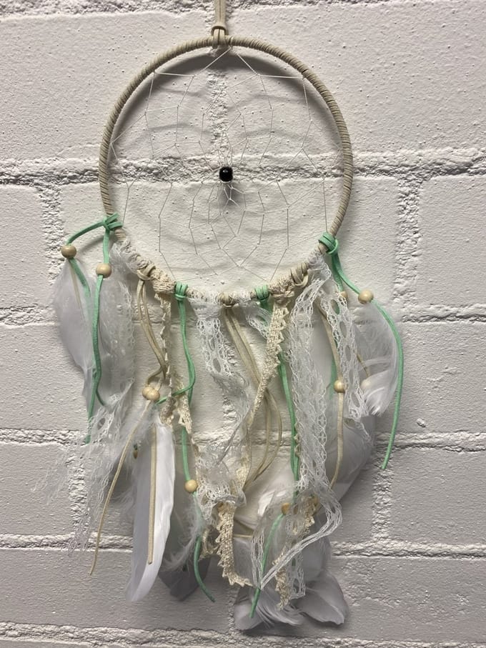 Dromenvanger met veren - beige - Dreamcatcher with feathers - Dia 15 cm x lengte 40 cm