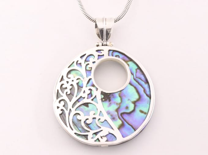 Grote bewerkte zilveren hanger met abalone schelp aan snake ketting