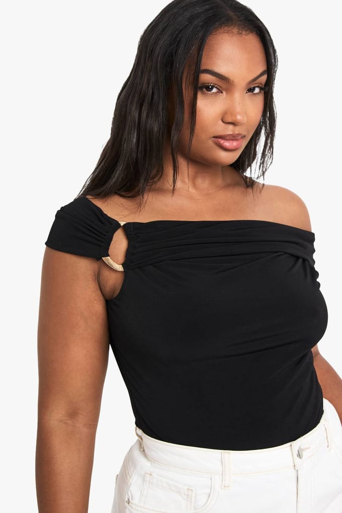 boohoo Dames Plus afwerkingsdetail off-shoulder top | Black | Maat: 26