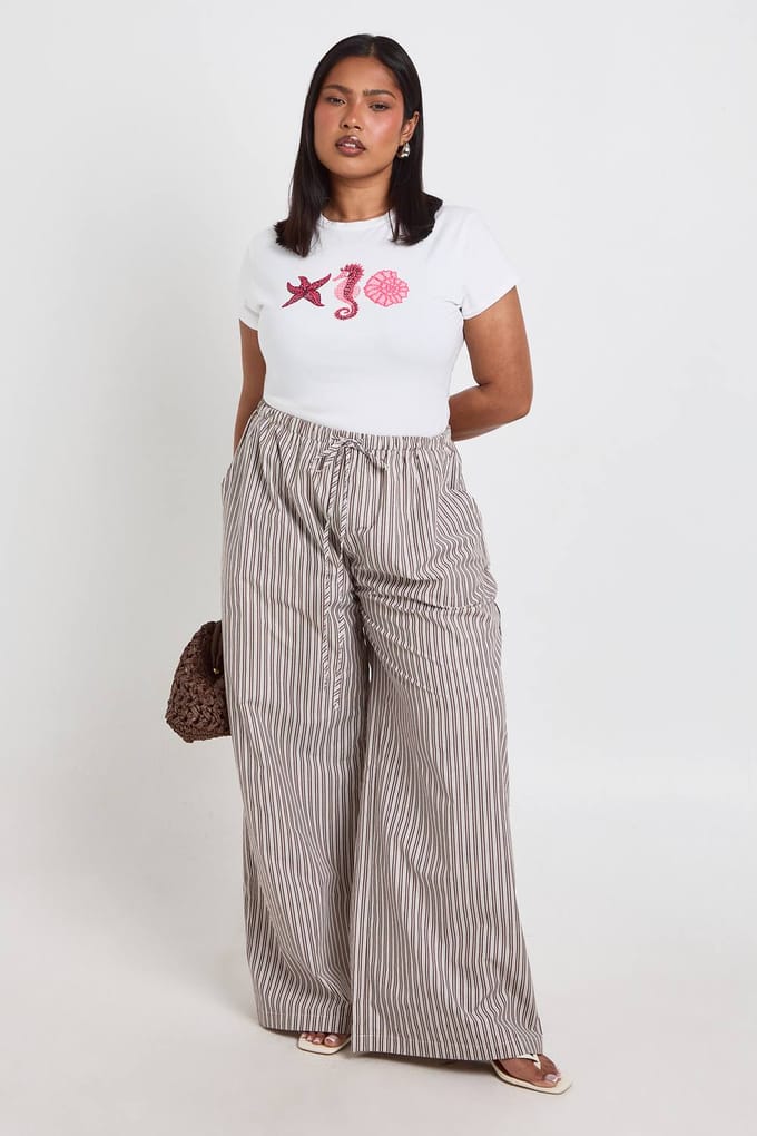 boohoo Dames Plus Schelpprint Baby Tee | Wit | Maat: 48