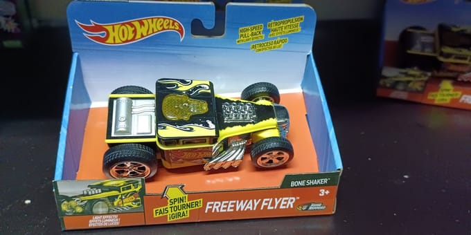 Hot Wheels Bone Shaker Freeway Flyer - Met lichteffecten - 13 x 18 cm groot