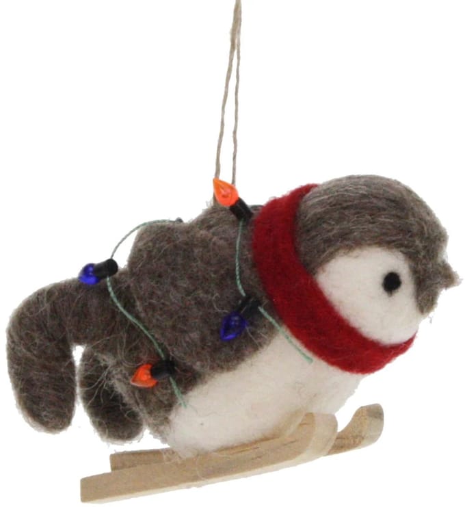Pinguin bruin op slee met kerstlampjes vilt 6x11x5,5cm