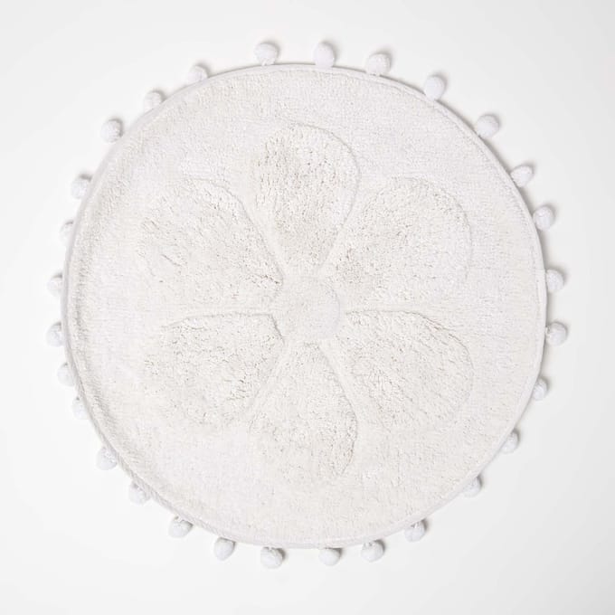 Homescapes Ronde Badmat Bloem, 60 cm - Badmat Wit met Pom Poms