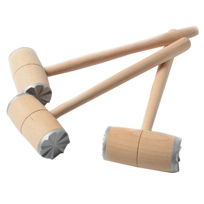 Houten vleeshamer met twee zijden voor het mals maken van steak en rundvlees Praktisch keukengereedschap beige