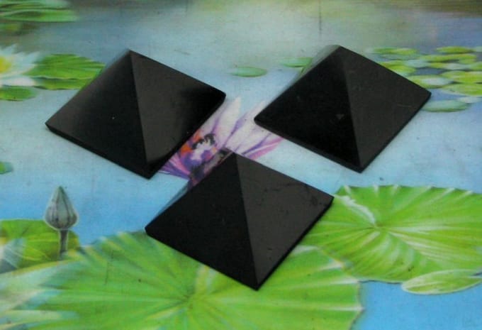 Shungiet - shungite piramide 40 mm (set van 3)