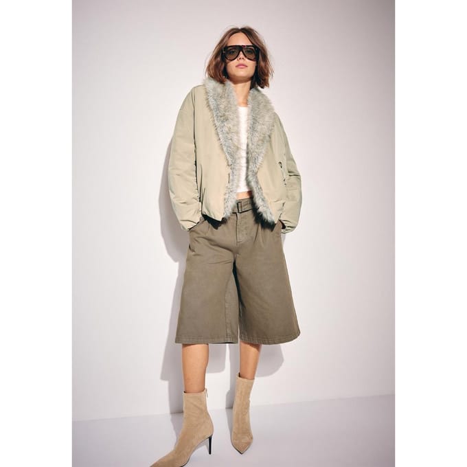Stradivarius Gewatteerd jack met sjaalkraag en imitatiebont  Beige S