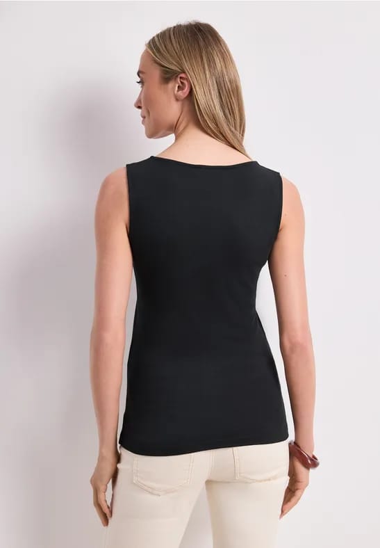 Basic top met hartvormige halslijn